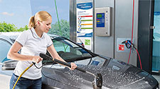 Frau wäscht und poliert Auto mit SelfTecs-Chemie